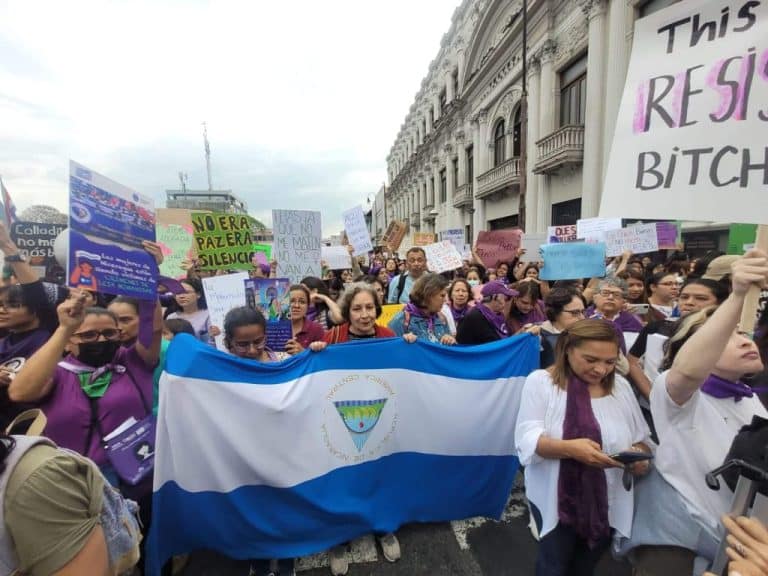 Mujeres nicaragüenses marchan en una de las principales avenidas de San José, Costa Rica.