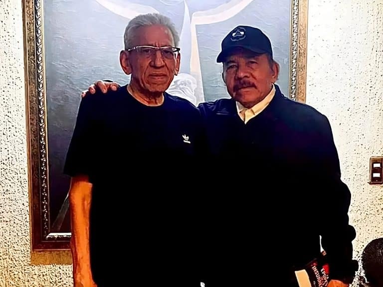 Humberto Ortega en una foto con su hermano Daniel Ortega