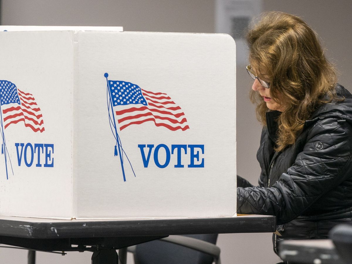 Mujer ejerciendo el voto en Estados Unidos,