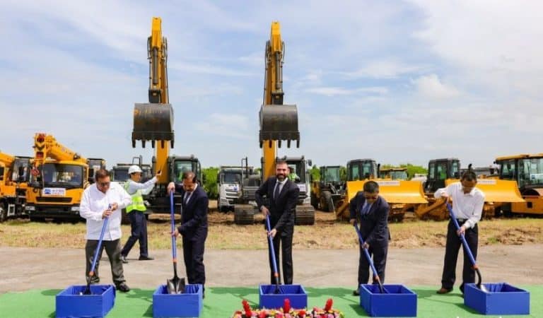 Autoridades durante la inauguración de obras en el Aeropuerto Punta Huete.