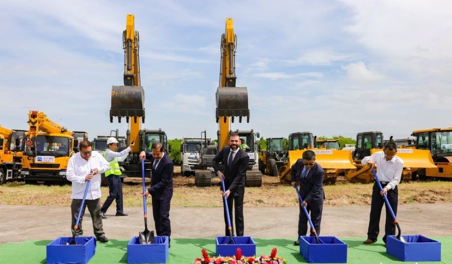 Autoridades durante la inauguración de obras en el Aeropuerto Punta Huete.