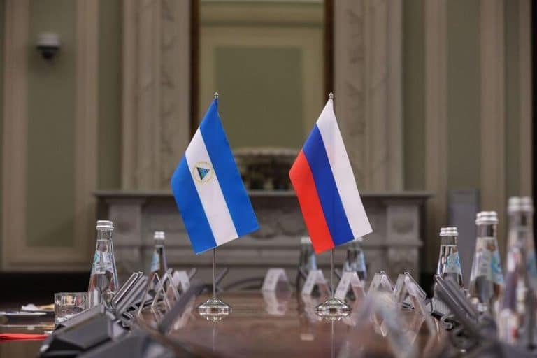 Banderas de Nicaragua y Rusia