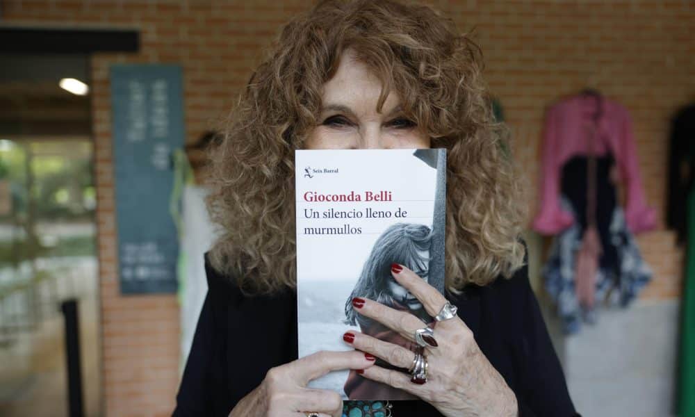 Gioconda Belli junto a su nueva novela "Un silencio lleno de murmullos".