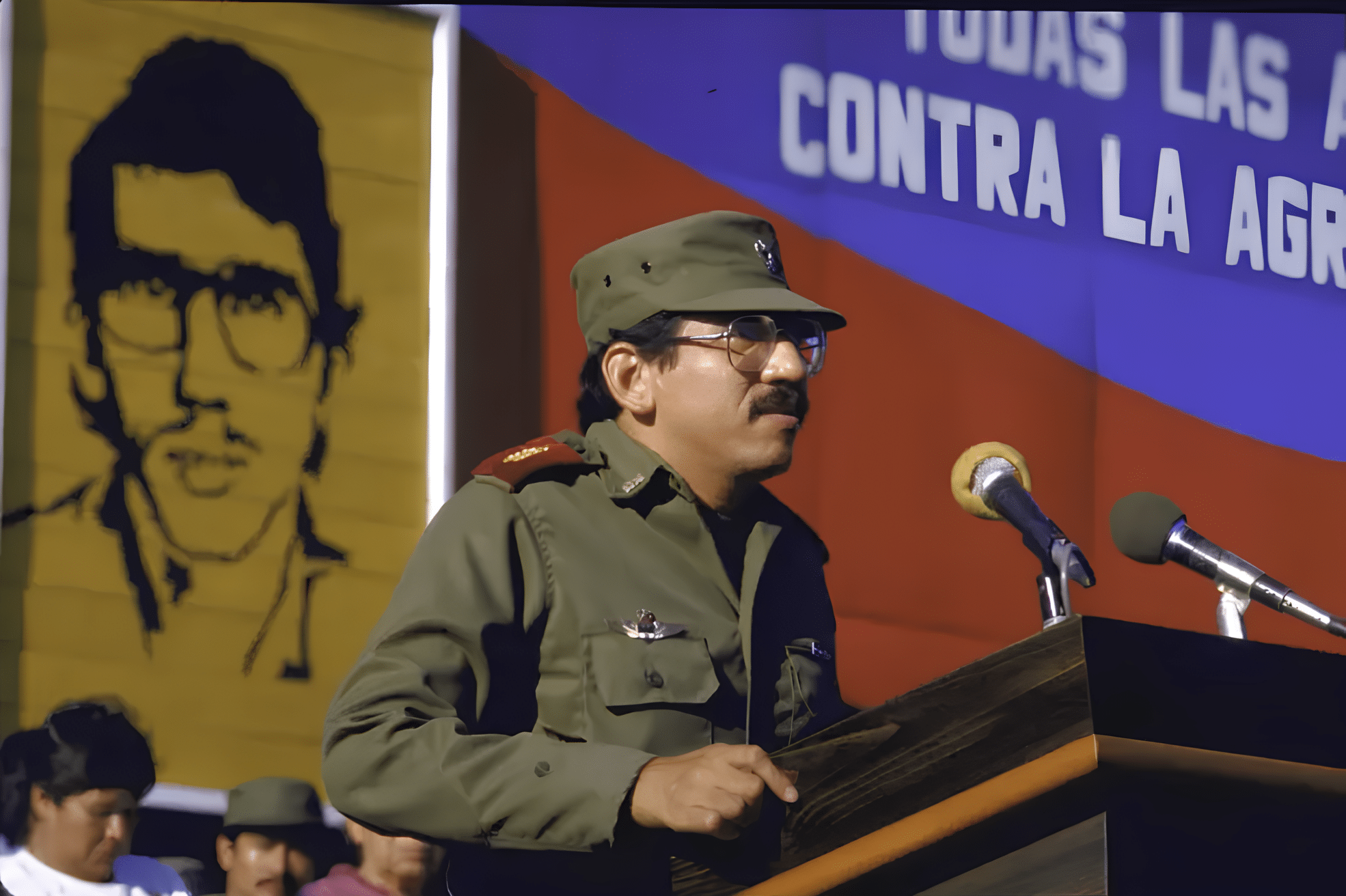 Humberto Ortega brinda un discurso como jefe del Ejército de Nicaragua en la década de 1980.