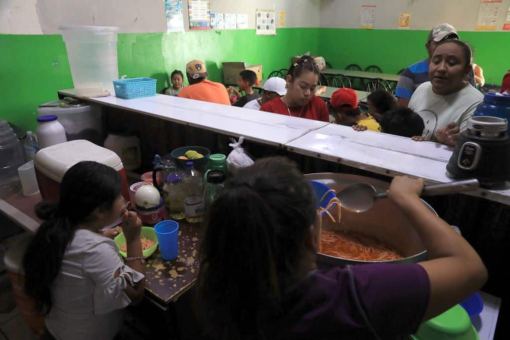 Migrantes en el albergue “Alabanzas al Rey”, en Ciudad Juárez.