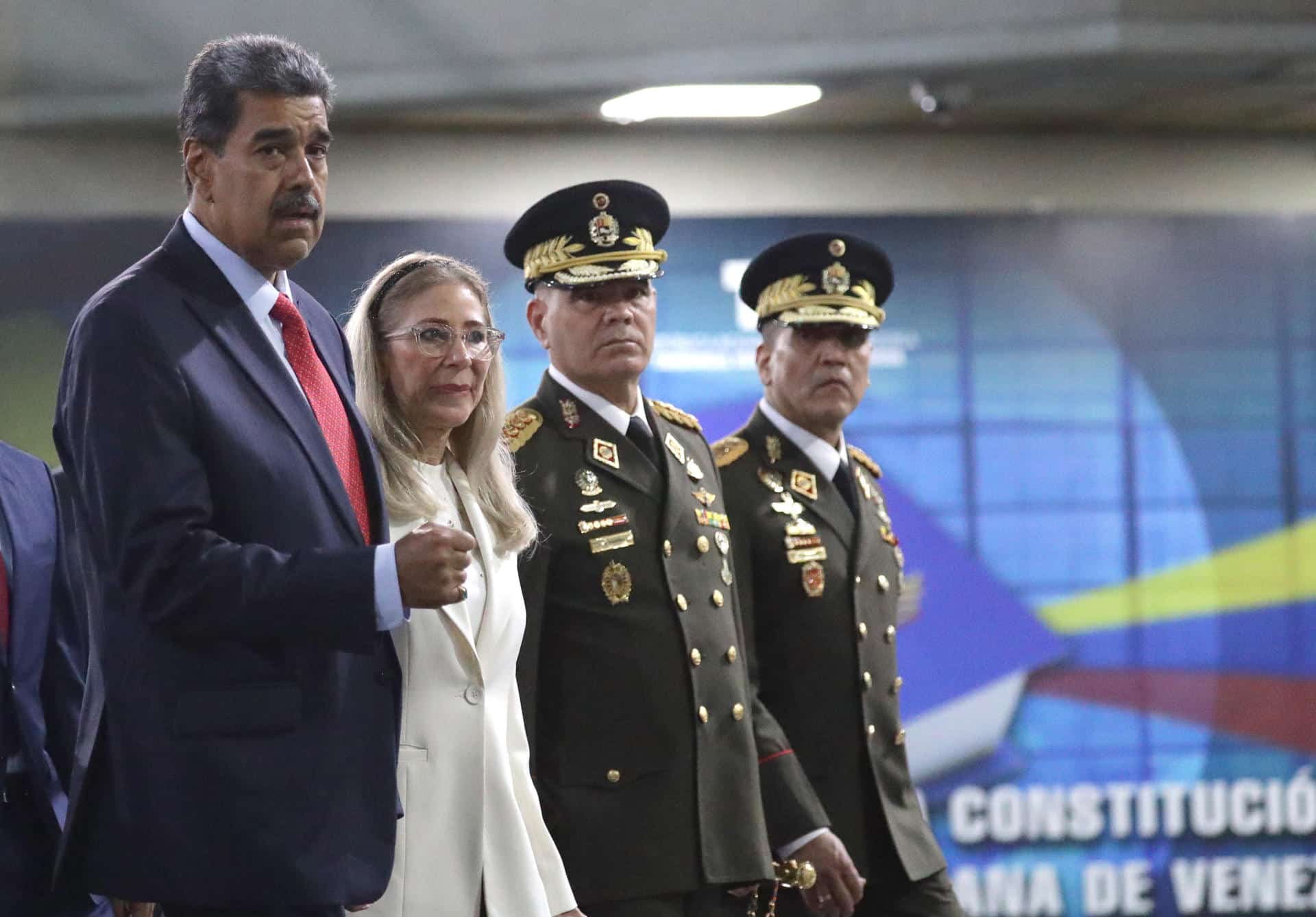 Nicolás Maduro, presidente Venezuela, acompañado de su esposa Cilia Flores, el ministro de Defensa, general Vladimir Padrino López, y el general Domingo Antonio Hernández.