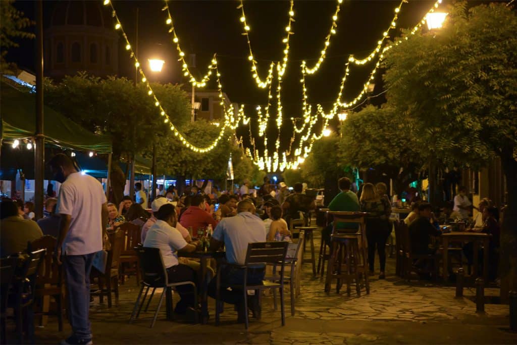 Vista de unos negocios turísticos en la famosa calle “La Calzada”, en Granada.