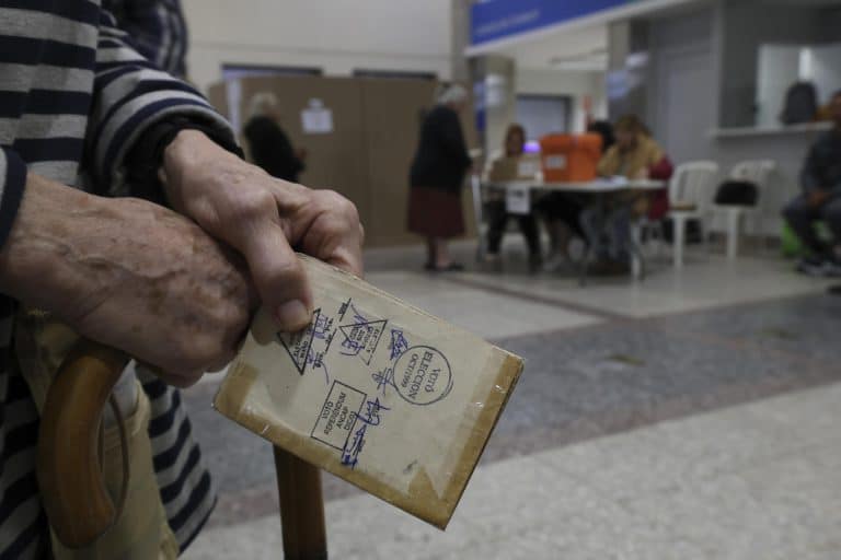 Una mujer espera para votar en un colegio electoral durante las elecciones presidenciales de Uruguay.