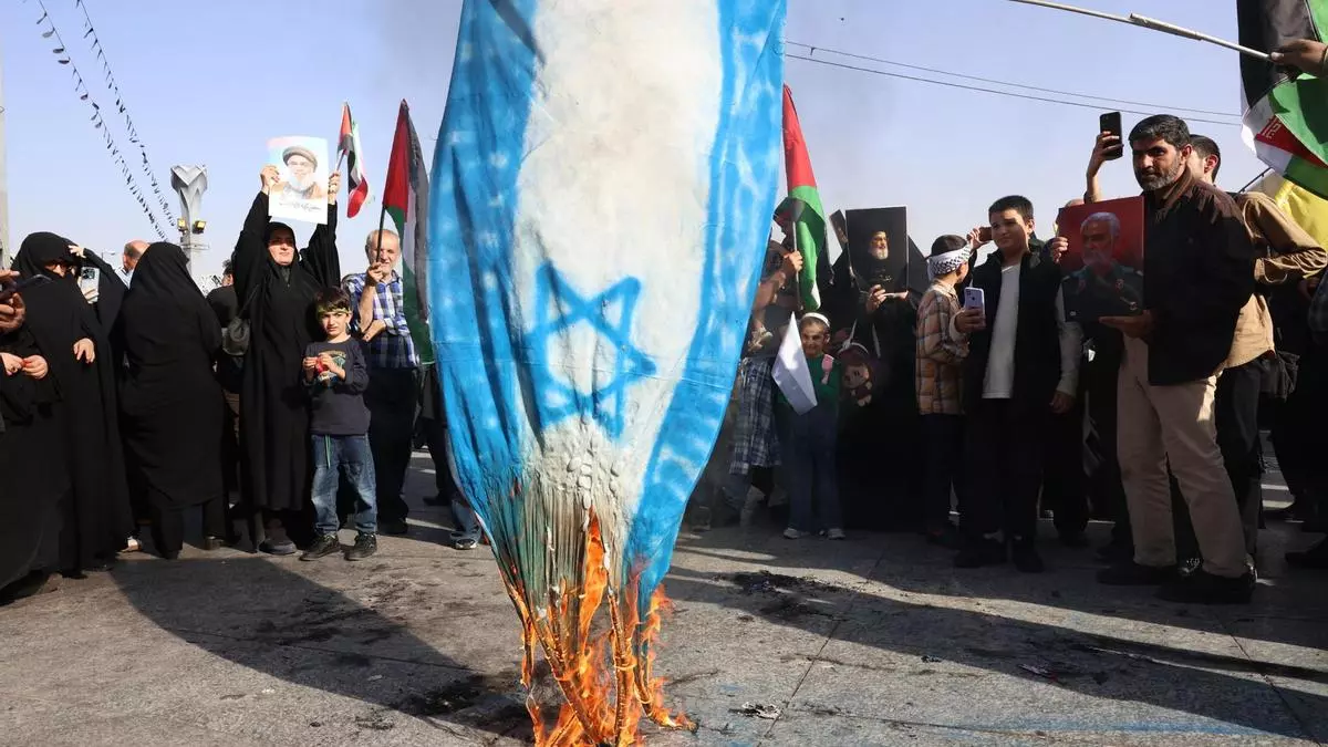 Manifestante queman una bandera de Israel