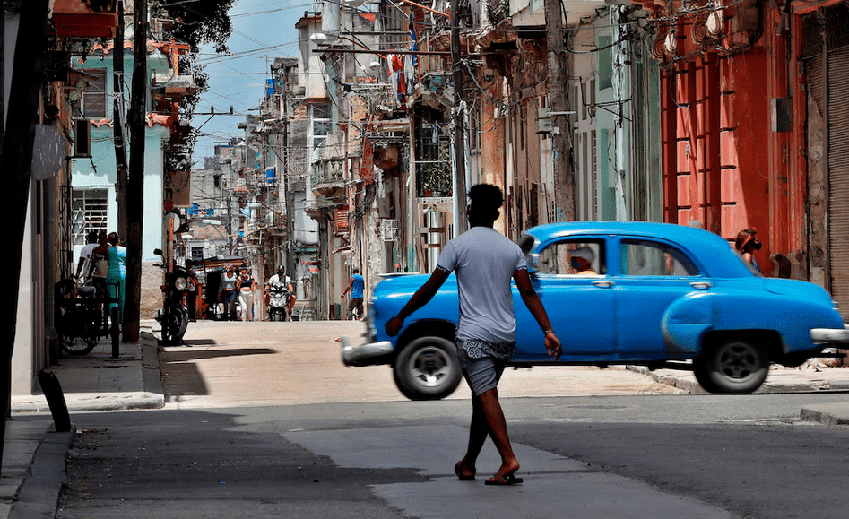 Vista general de una tradicional calle en La Habana vieja.