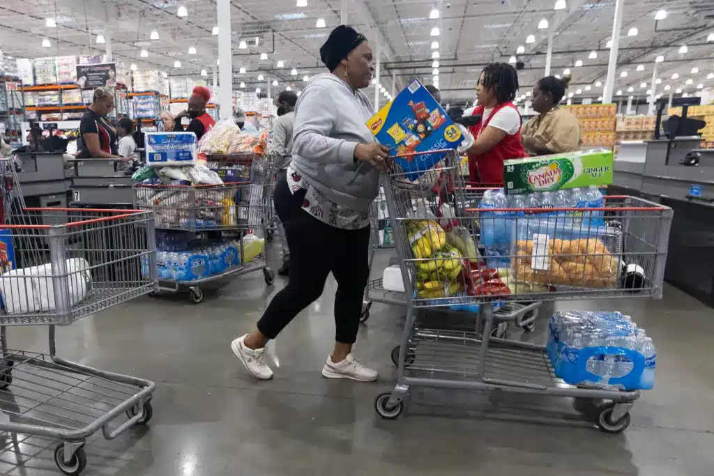 Clientes de compras en una tienda en Washington.