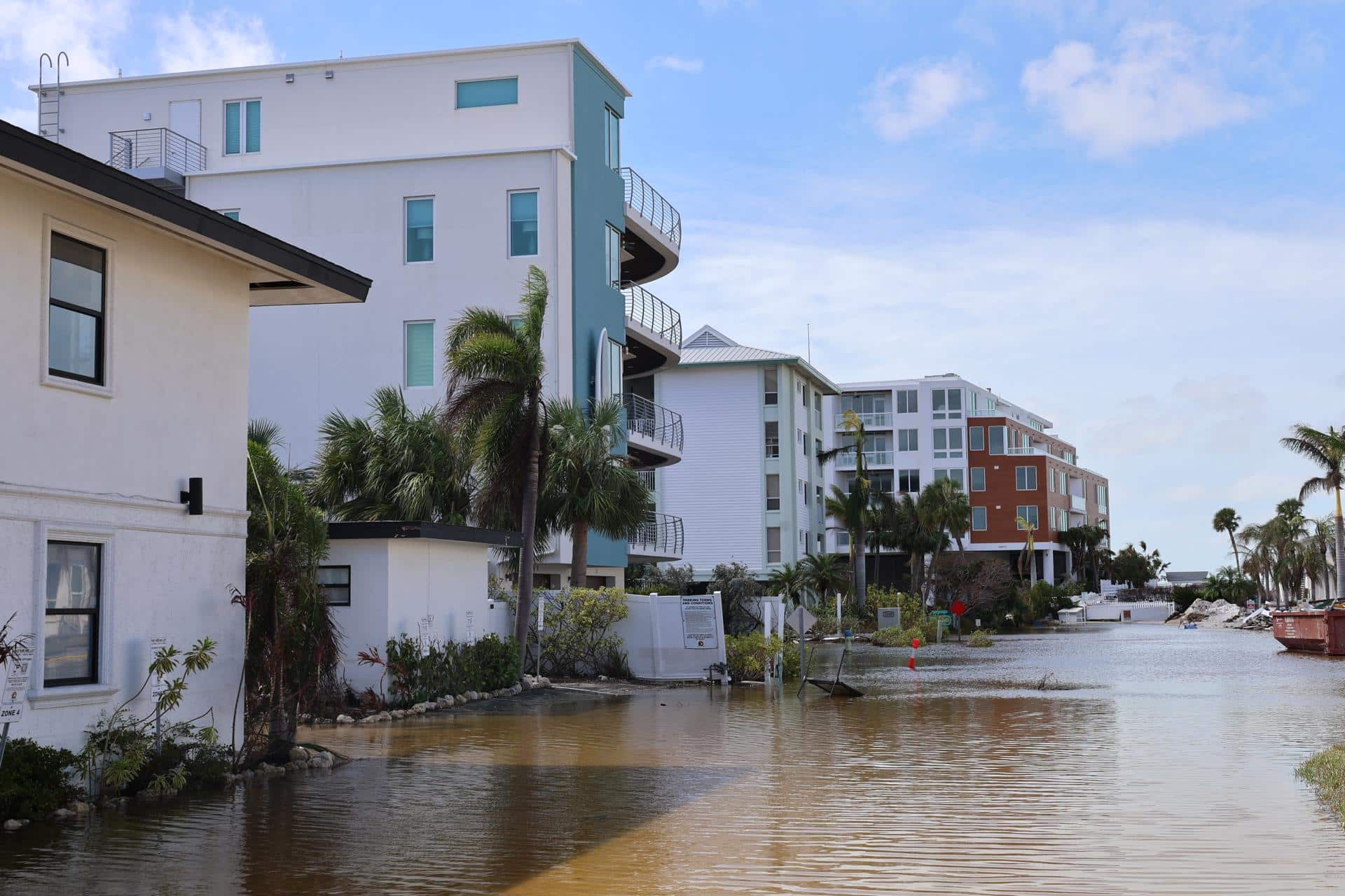 Una calle inundada por el paso del huracán Milton