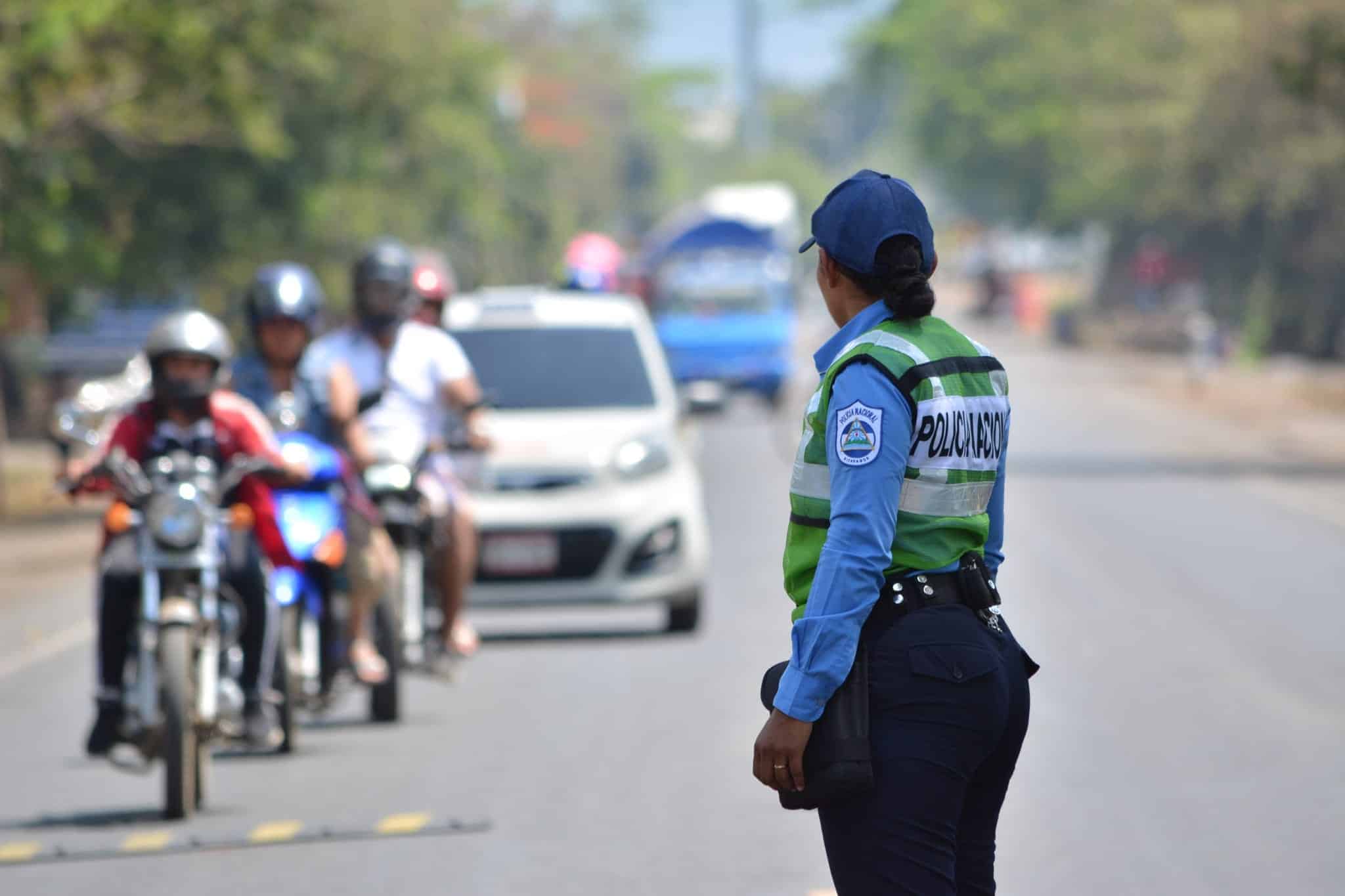 Policía de tránsito en una carretera de Managua.