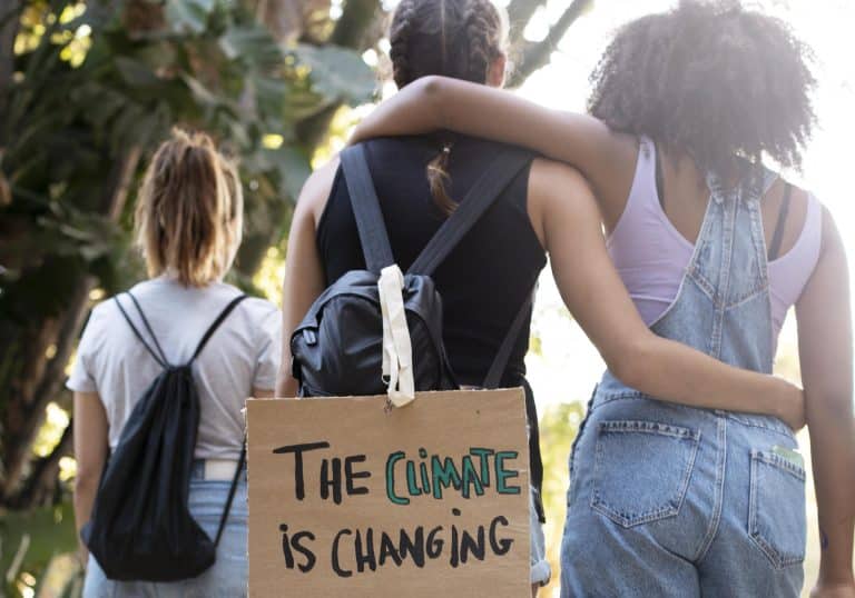 Jóvenes protestan contra el cambio climático.