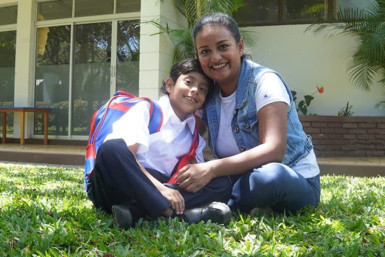 El estudiante Juan Diego y su mamá Doris Taleno.