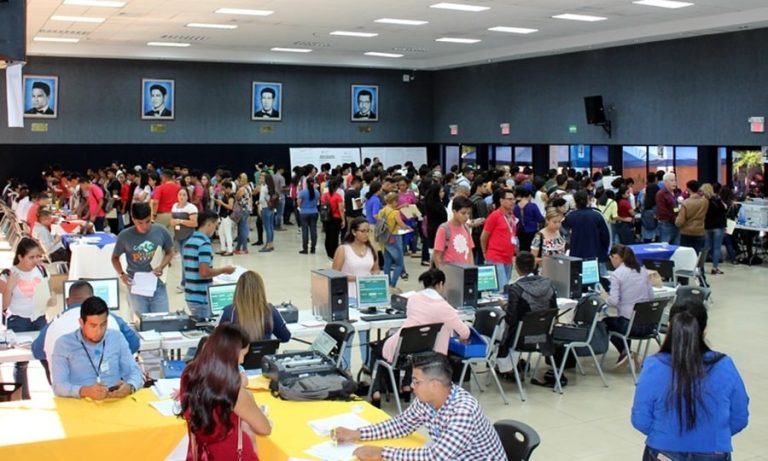 View of university students at UNAN-Managua, during the registration process.