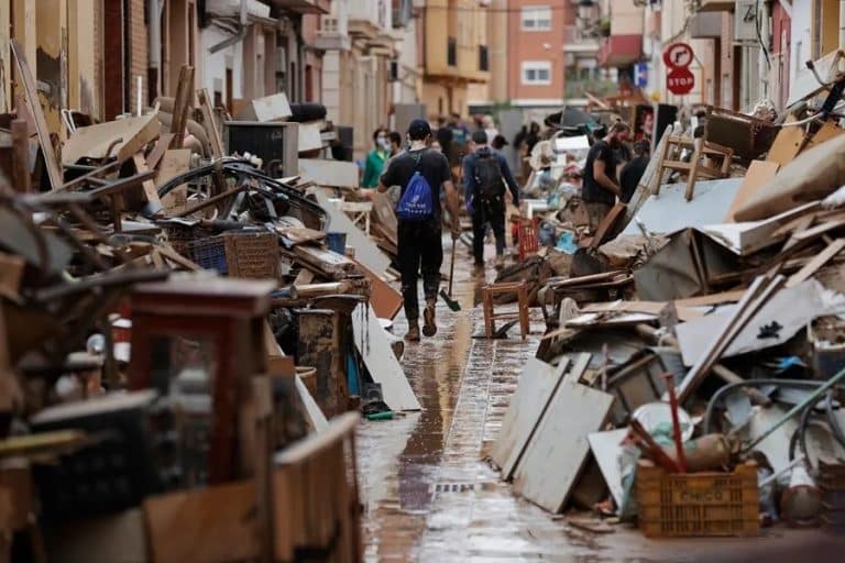 Muebles estropeados y sacados a una calle en Paiporta, Valencia.