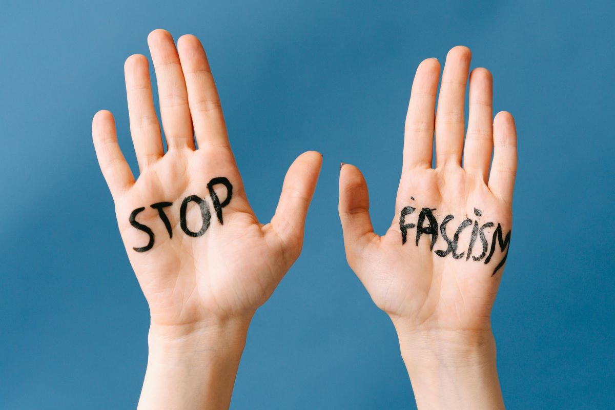 Imagen referencial con la frase “stop fascism"