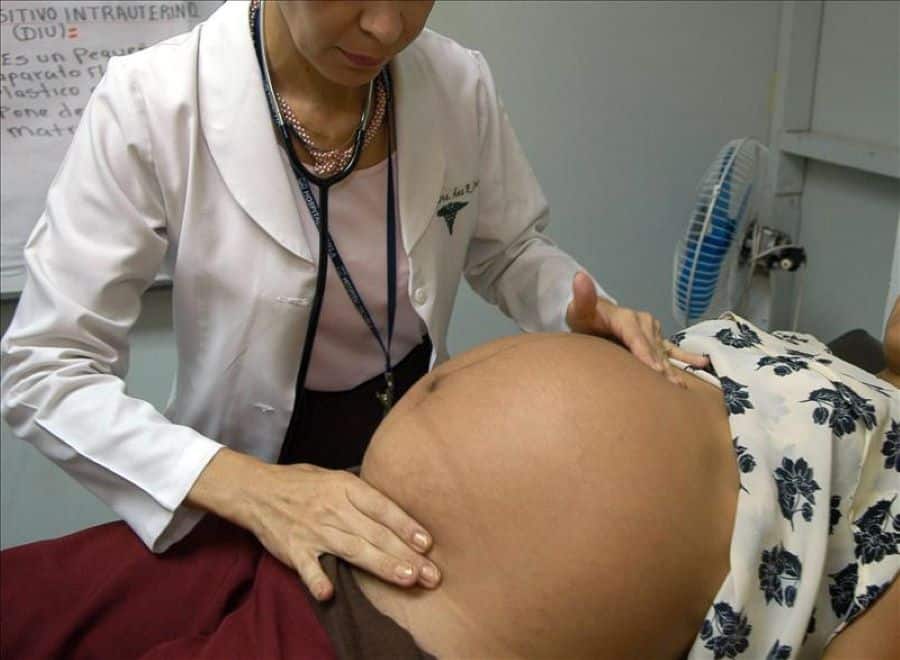 Una embarazada es revisada por una doctora.