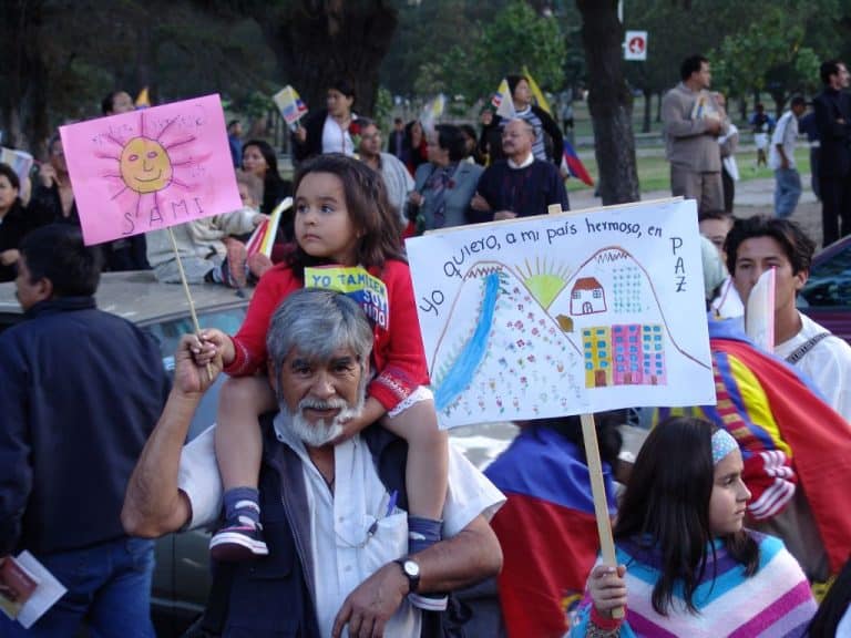 Julio García con sus hijas en 2005