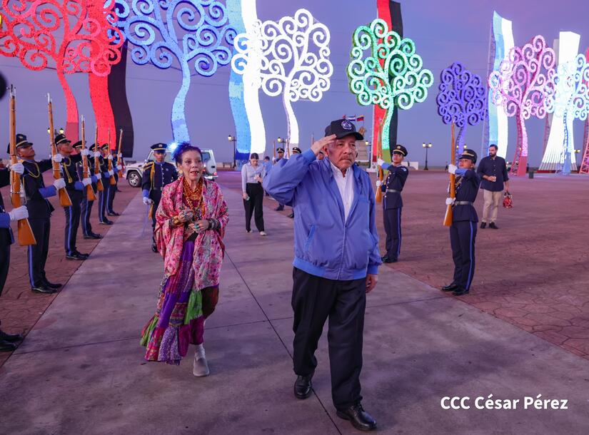 Rosario Murillo camina detrás del dictador Daniel Ortega a su llegada a un acto oficial en Managua.