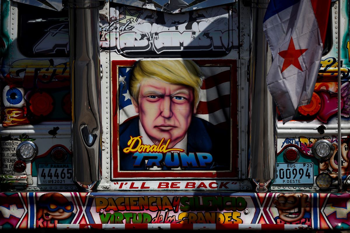 Una pintura de Donald Trump en la parte trasera de un bus en Panamá.