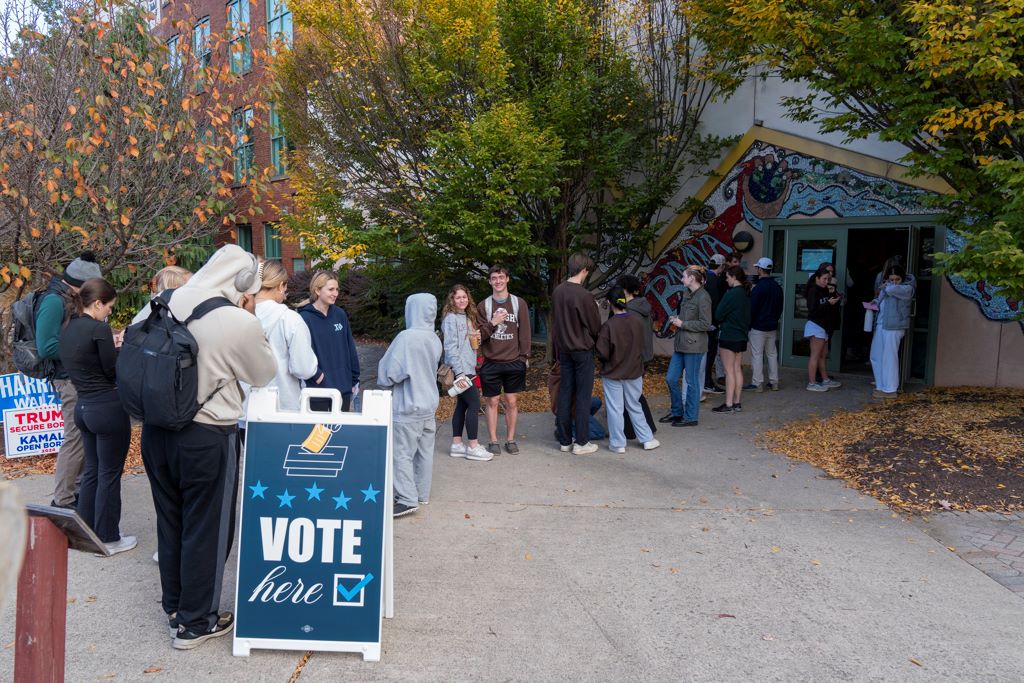 Estadounidenses esperan en una fila para votar en un centro de votación en Bethlehem, Pensilvania.