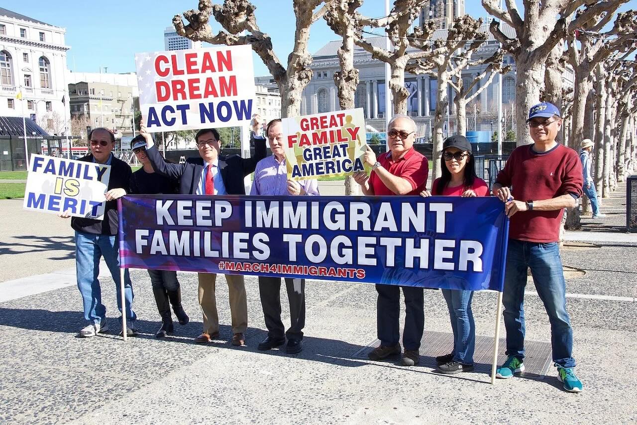 Manifestantes por los derechos de los migrantes en Estados Unidos.