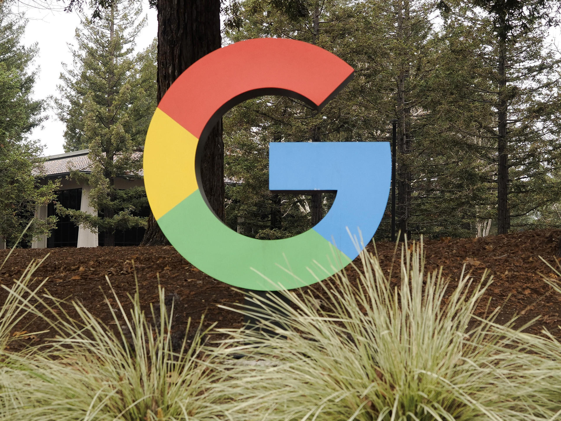 Letrero de Google al ingresar al campus en Mountain View.