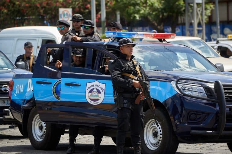 Patrullas durante una redada policial en Managua.