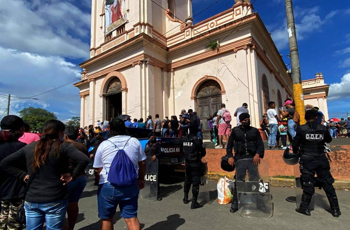 Policías cercan una iglesia en Nicaragua.