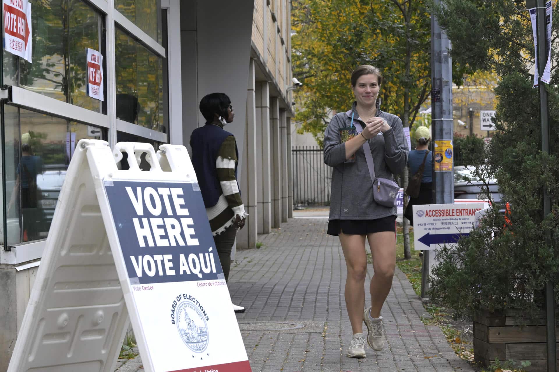 Una mujer camina junto al Centro de votaciones del Centro Comunitario Columbia Heights, en Wahington.