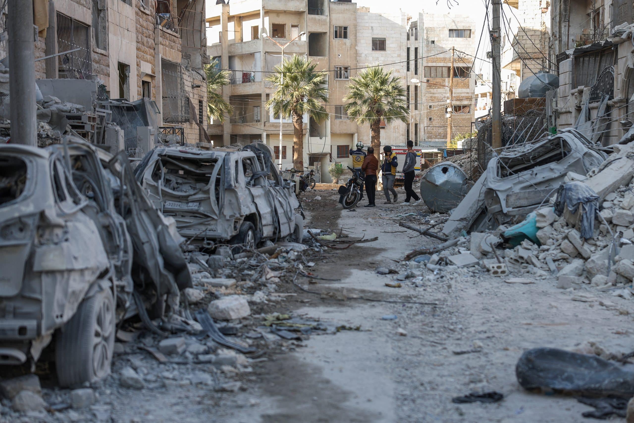 Escombros de un edificio en el lugar de un presunto ataque aéreo en un vecindario de la ciudad de Idlib.