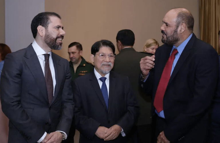 Former Foreign Minister Denis Moncada (center) talks with brothers Laureano (left) and Rafael Ortega Murillo.