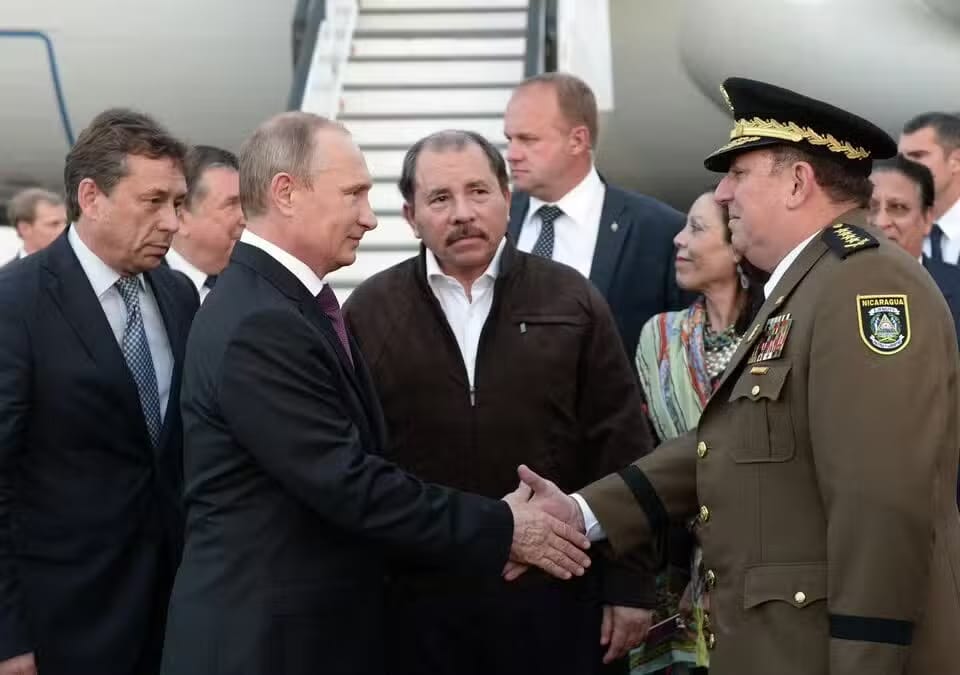 Army General Julio César Avilés greets the President of Russia, Vladimir Putin.