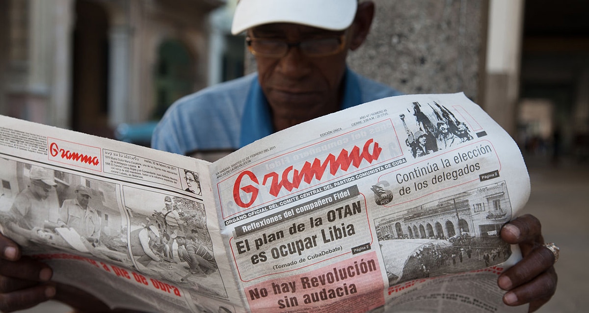 Hombre cubano leyendo el periódico oficialista Granma.